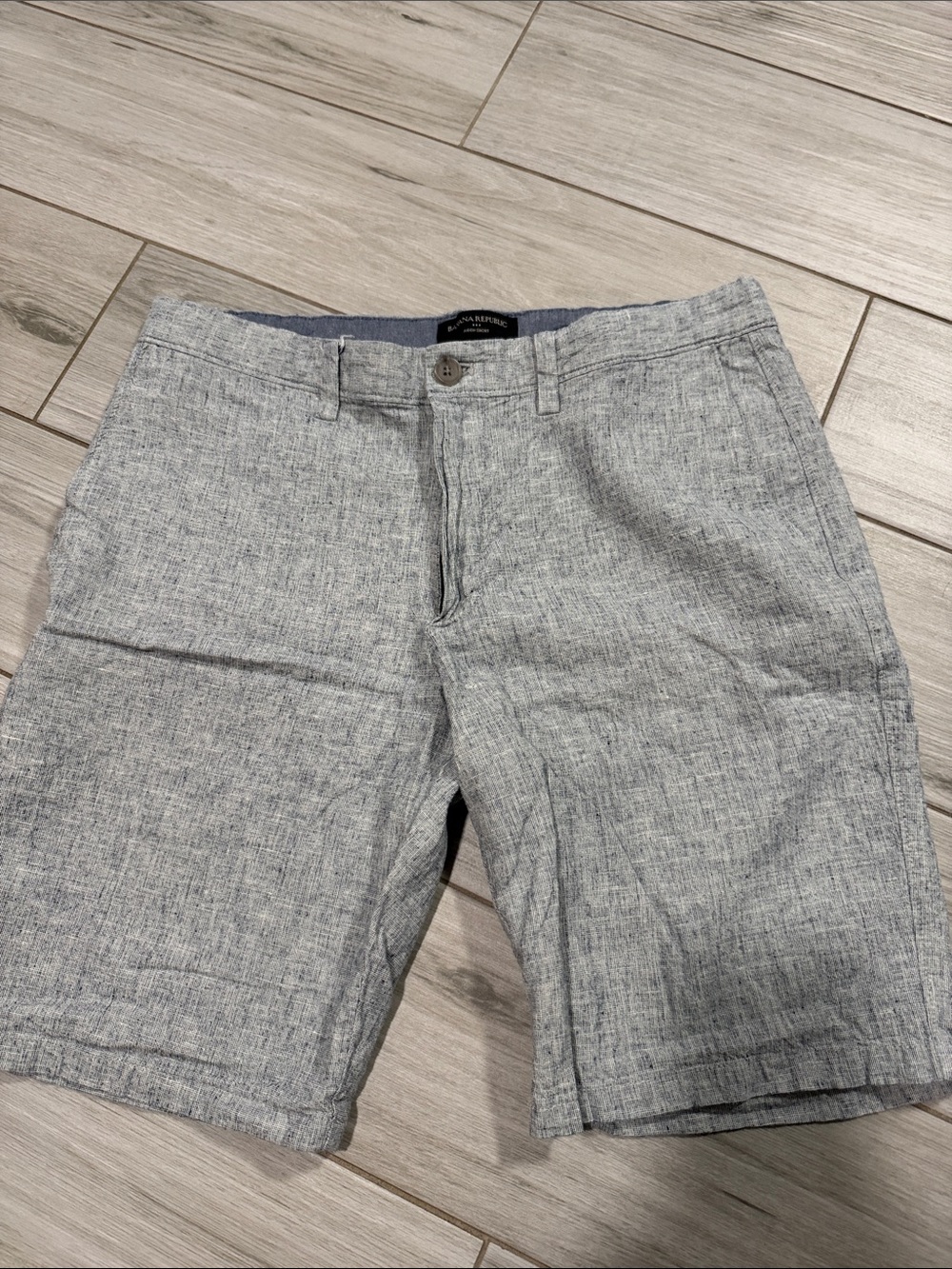 Banana Republic Men’s Light Gray Linen-Blend Shorts